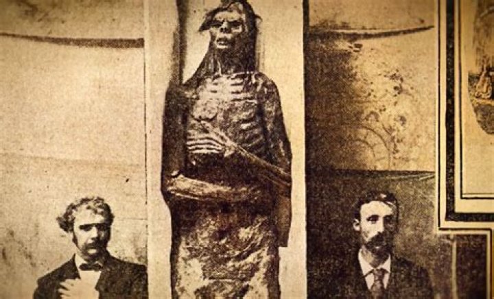 12 Creepy Photos Of The Dazzling Skeletons Hidden In Europe's Churches