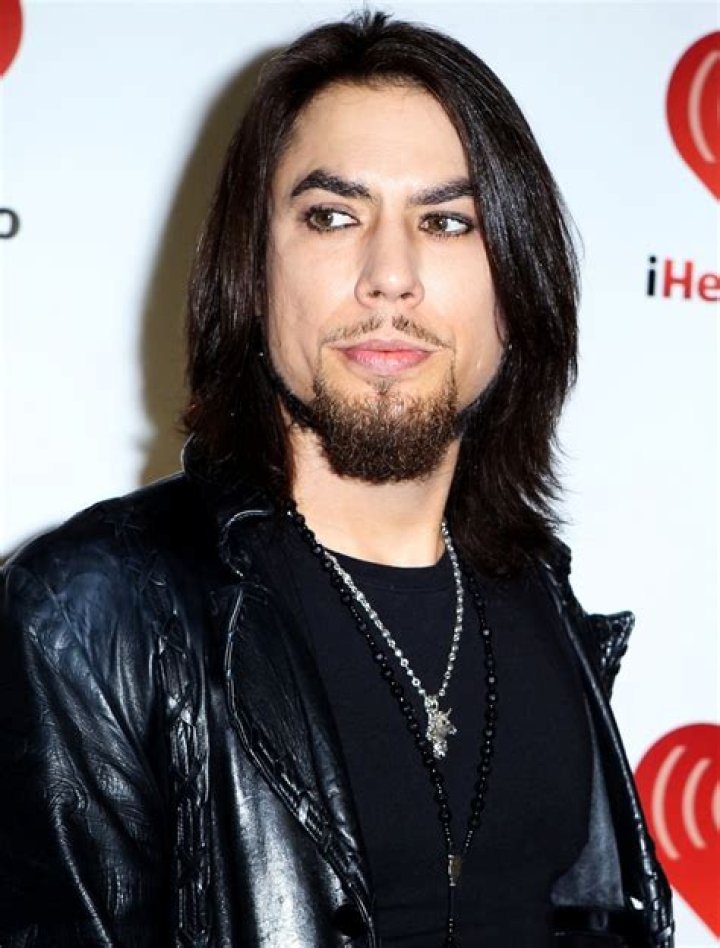 How tall is Dave Navarro