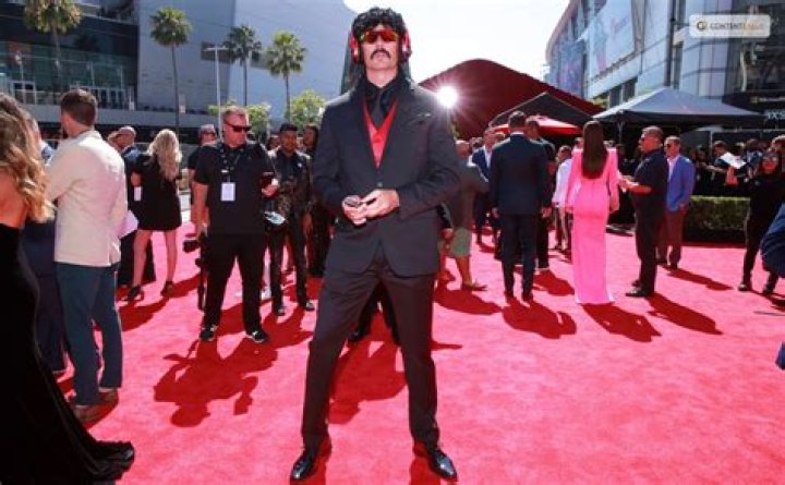 How tall is Dr. Disrespect