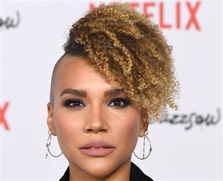 How tall is Emmy Raver-Lampman