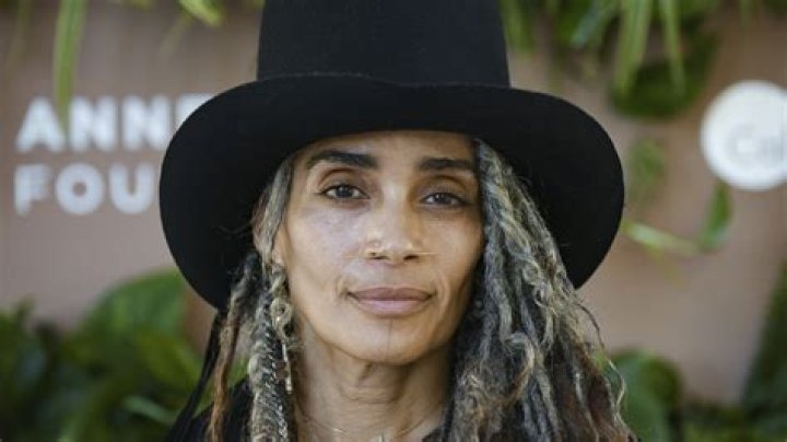 How tall is Lisa Bonet