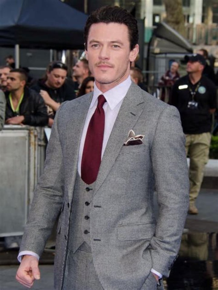 How tall is Luke Evans