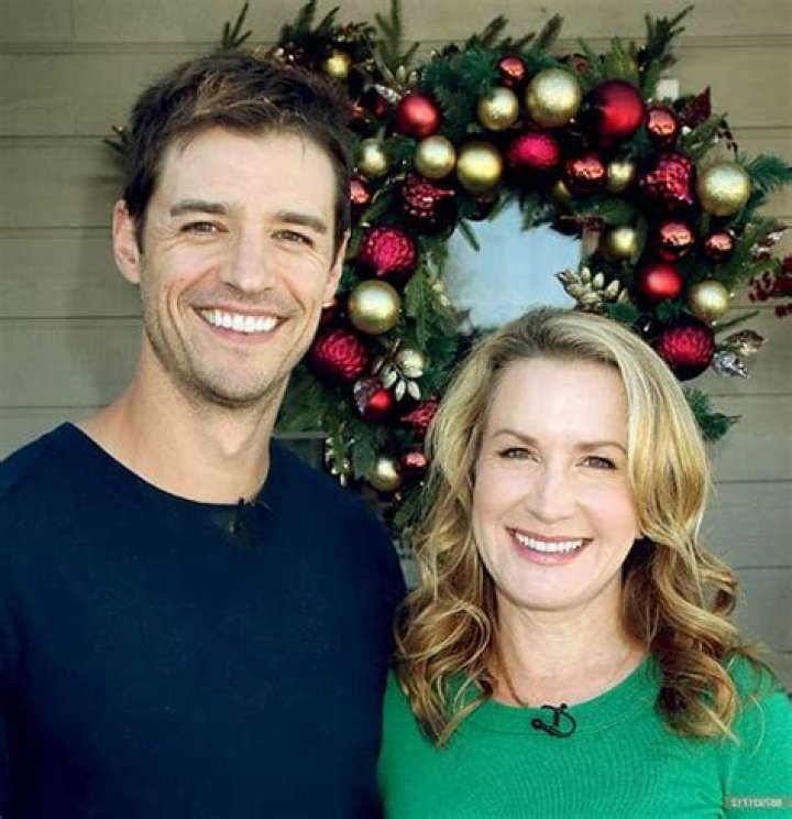 Isabel Ruby Lieberstein Biography. Facts about Angela Kinsey Daughter. 2022