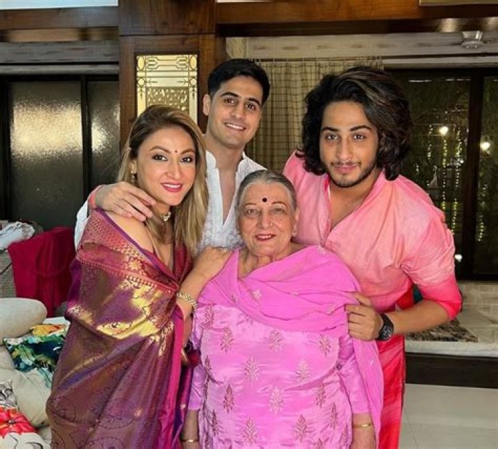 Who Is Urvashi Dholakia? Meet Her Husband, Twin Sons, Marriage, Boyfriend & Personal Life